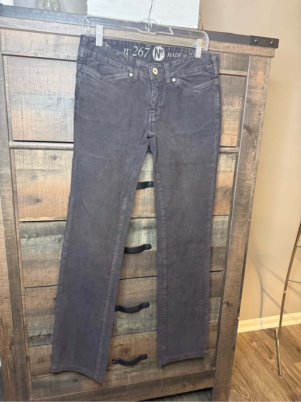 Women’s Straight-Leg Jeans in Charcoal Gray. Size 28